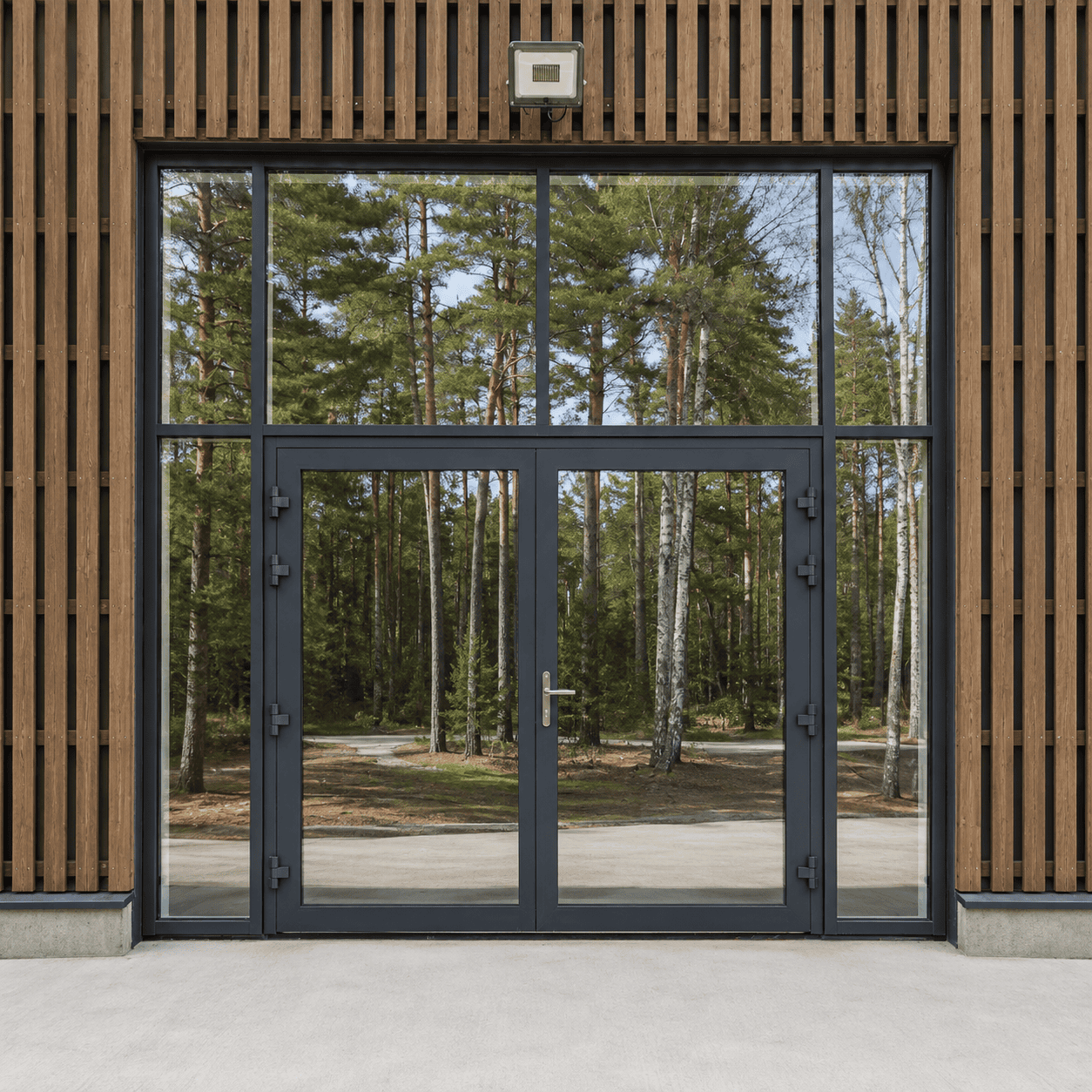 Alumiiniumprofiilist klaasfassaad koos välisuksega. Valmistatud Koduaken Alumiiniumi poolt.