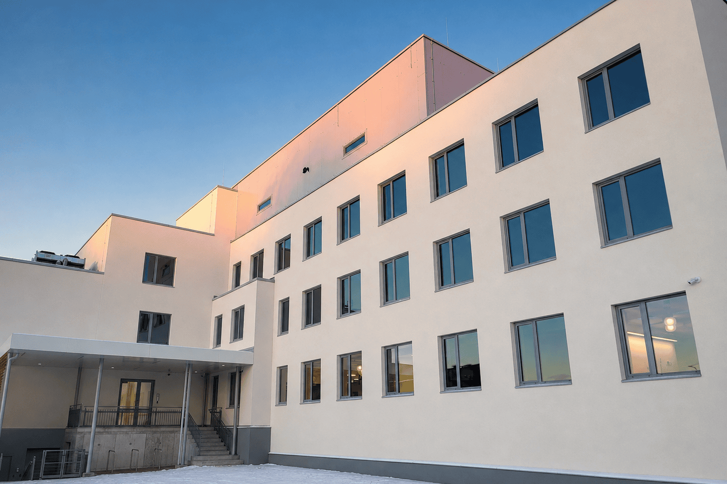 Tuletõkkeaknad Verekeskusel Tallinnas. Valmistatud Koduaken Alumiinium poolt